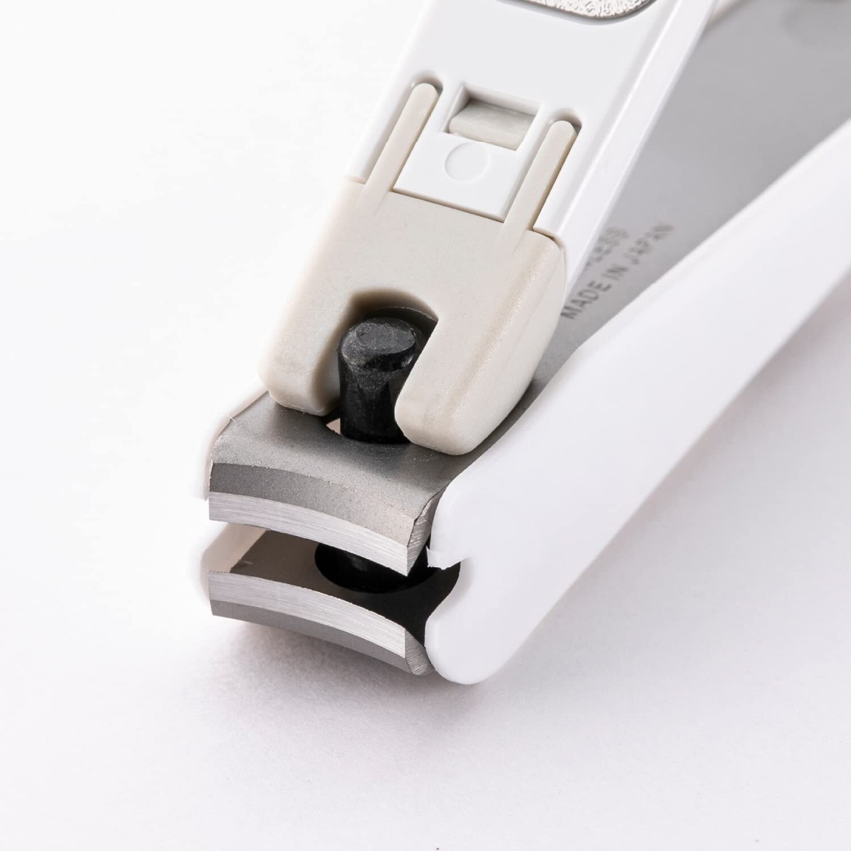 Japan KAI Curved Blade Nail clippers with nail collector S（White）